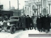 1-oji moterų šaulių Kauno rinktinė šalia vieno prabangiausių to meto automobilių. Kaunas, 1939 m. vasario 15 d. ČDM