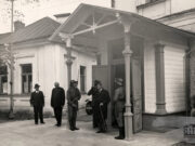 Prezidentas A. Smetona išeina pro paradines duris. Kairėje pusėje matyti fligelio pastatas.  Kaunas, XX a. 3–4 dešimtmečiai. Lietuvos centrinis valstybės archyvas