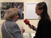Mažoji mecenatė Danguolė Šukevičienė LRT žurnalistei pasakoja apie dovanotus eksponatus. Kaunas, 2020 m. liepos 6 d.