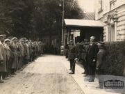 Prezidentas Kazys Grinius sveikina šaulius Prezidento rūmų sodelyje. Kaunas, 1926 m. birželio 19 d. LCVA