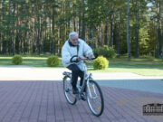 Prezidentas Valdas Adamkus laisvalaikiu mėgsta važinėtis dviračiu. Fot. Džoja Gunda Barysaitė