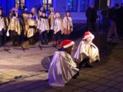 Kauno 1-osios muzikos mokyklos jaunieji talentai pradeda Istorinės Prezidentūros įžiebimo šventę. Kaunas, 2015 m. lapkričio 28 d.