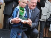President Valdas Adamkus, the patron of the exhibition and run, awards the youngest runner. Kaunas, May 17, 2011