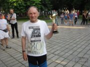 The eldest participant of the run with a cup. Kaunas, July 4, 2012