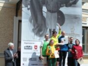 President Valdas Adamkus applauds to the winners of 10 km distance. Kaunas, May 1, 2013