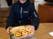 Tarptautinei Laimės dienai sausainius kepė šeštokė Simona, o atvežė jos tėtis Laimis . Kaunas, 2019 m. kovo 18 d.