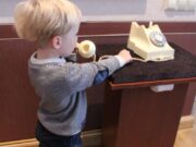 Mažasis lankytojas drąsiai pakėlė telefono ragelį. Kaunas, 2015 m. liepos 1 d.