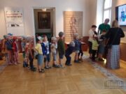 Istorikas Gediminas kiekvienam vaikučiui leis pabandyti pažaisti edukacinį žaidimą. Kaunas, 2015 m. liepos 1 d.