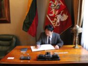 Istorinės Prezidentūros garbės svečių knygoje pasirašo Japonijos ambasadorius Lietuvoje, J.E. Toyoei Shigeeda. Kaunas, 2015 m. spalio 23 d.