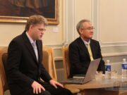 Azijos studijų centro vadovas Aurelijus Zykas (kairėje) pristato Japonijos ambasadorių, atsakingą už viešąją diplomatiją Europoje, J.E. Masafumi Ishii. Kaunas, 2015 m. spalio 23 d.