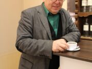 Kavos pertrauka mėgaujasi Nacionalinio M. K. Čiurlionio dailės muziejaus direktorius Osvaldas Daugelis. Kaunas, 2016 m. rugsėjo 30 d.