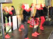 Meninio kūrybinio ugdymo studijos „Ritė Bitė“ atlikėjos šildė savo šokiu ir dainomis. Kaunas, 2018 m. gruodžio 1 d.