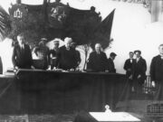 Išrinktasis Prezidentas Kazys Grinius (dešinėje) prisiekia III Lietuvos Respublikos Seime, už stalo (centre) – Seimo pirmininkas Jonas Staugaitis. Kaunas, 1926 m. birželio 8 d. LCVA .