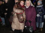 Kalėdiniu Prezidentūros sodeliu džiaugiasi Šarlis ir jo šeimininkė Ieva su mama. Kaunas, 2016 m. lapkričio 26 d.