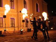 Įspūdingą ugnies ir pirotechnikos pasirodymą „Flaming Christmas story“ pristatė ugnies trupė „Ugnies valdovai“. Kaunas, 2016 m. lapkričio 26 d.