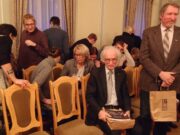 Susirinkusieji entuziastingai puolė ieškoti laimingosios kėdės. Kaunas, 2016 m. gruodžio 15 d.