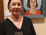 Peterio Kuhlmanno žmona Diane Gilmour prie savo portreto. Kaunas, 2017 m. gegužės 25 d.