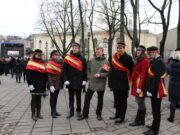 Korporacijos Neo-Lithuania garbės sargyba prie Prezidento Kazio Griniaus paminklo Kaunas, 2016 m. vasario 16 d.