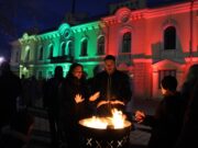 Šventinį vakarą prie Istorinės Prezidentūros kieme sušildė laužai ir puiki nuotaika. Kaunas, 2016 m. vasario 16 d.